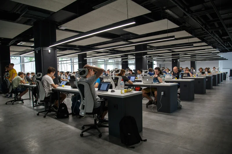 CRM dla firm usługowych: jak skalować biznes bez chaosu i utraty klientów